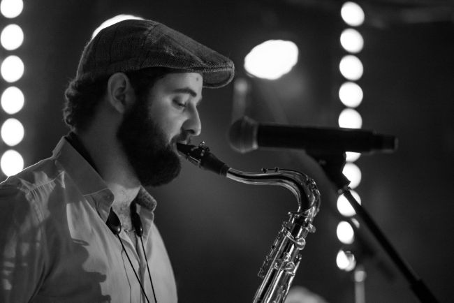 Saxophoniste en noir et blanc
